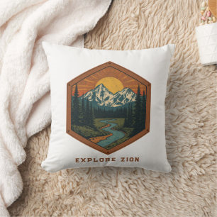 Coussin Aventure Montagneuse Vintage Badge Rétro