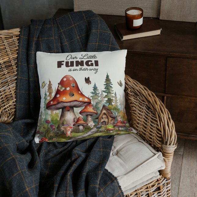 Coussin Baby shower de champignon de la forêt de Whimsical (fall autumn baby shower theme)