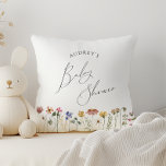 Coussin Baby shower Fleur sauvage coloré<br><div class="desc">Cet oreiller de baby shower fleur sauvage coloré est parfait pour votre baby shower d'été simple, lunatique et boho arc-en-ciel. Les fleurs aux couleurs vives, rose, jaune, orange et or donnent à ce produit l'impression d'un jardin de printemps hippie vintage, élégant et minimaliste. Le design moderne est artistique et délicat,...</div>