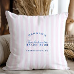 Coussin Bachelorette rétro moderne Vintage rose et bleu ma<br><div class="desc">Ajoutez une touche de charme rétro à votre fête de bachelorette avec l'oreiller à lancer Retro Modern Vintage Rose & Navy. Le texte entier de ce modèle est modifiable, vous permettant de l'adapter au style et au thème uniques de votre célébration. Conçu pour compléter la collection "Retro Modern Pink &...</div>