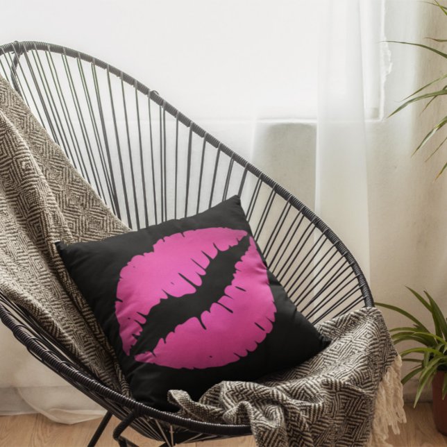 Coussin Baiser au rouge à lèvres ombré noir et rose (Black and Pink Kiss Throw Pillow)
