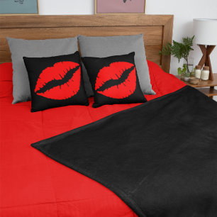 Coussin Baiser au rouge à lèvres rouge sur fond noir