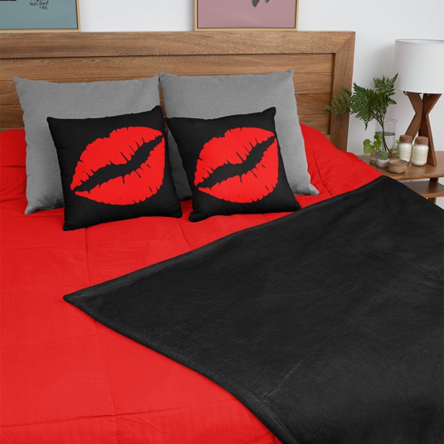 Coussin Baiser au rouge à lèvres rouge sur fond noir (Red Lipstick Kiss on Black Throw Pillow)