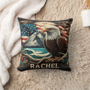 Coussin Bald Eagle Against Mountain et American Flag