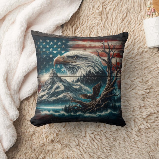 Coussin Bald Eagle perché par Mountain et American Flag (Couverture)