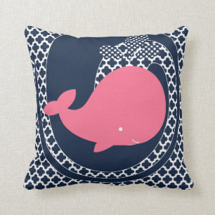 Coussin Baleine rose sur l'oreiller bleu marine