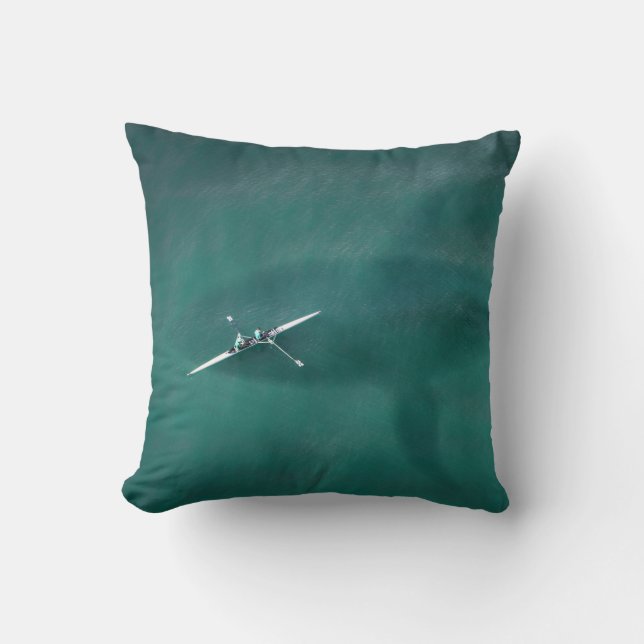 Coussin Baleine sous le bateau : jamais seule en mer (Recto)