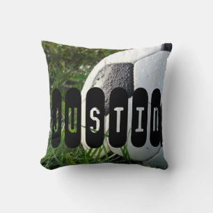 Coussin Balle de football noir et blanc en herbe verte