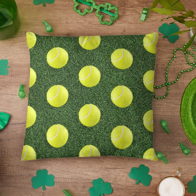 Coussin Balle de tennis sur de l'herbe verte  (Créateur téléchargé)