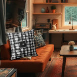 Coussin Balle noir rustique plaqué monogrammé<br><div class="desc">Oreiller à lancer monogrammed blanc de buffle noir rustique. Vous pouvez ajouter votre propre monogramme pour personnaliser.</div>