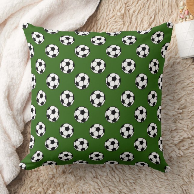 Coussin Ballons de soccer noir et blanc sur vert (Couverture)