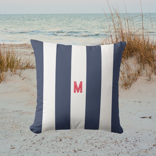 Coussin Bande de cabane marine et monogramme rouge personn (Créateur téléchargé)
