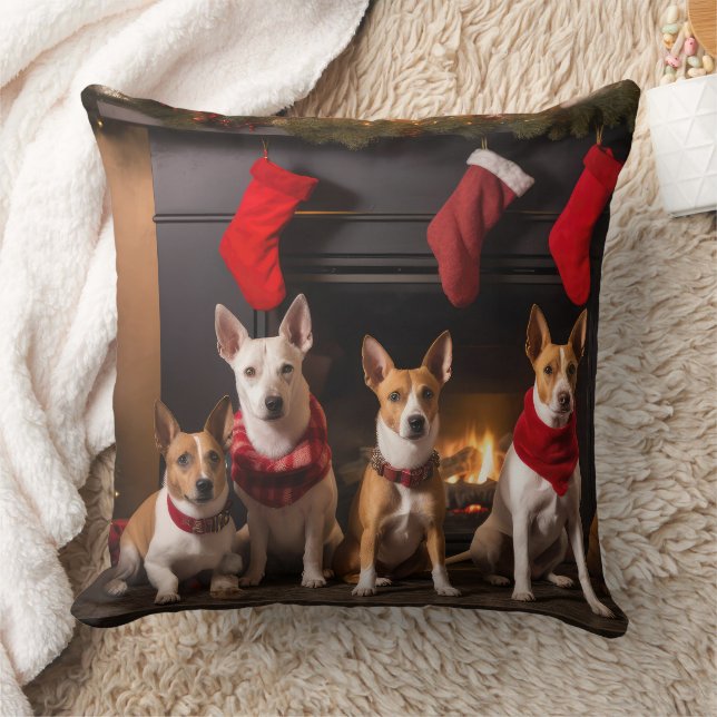 Coussin Basenji au coin du feu de Noël (Couverture)