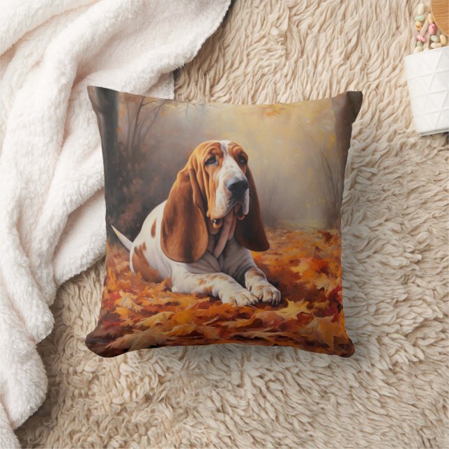 Coussin Basset Hound dans les feuilles d'automne qui tombe (Couverture)
