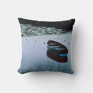 Coussin Bateau à rames sur un petit lac entouré d'eau