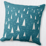 Coussin Bateau à voile<br><div class="desc">Une course en voilier sur un océan vert turquoise. Parfait pour votre navigateur favori,  coureur de yachts et fan de régate. Art nautique original par Nic Squirrell.</div>