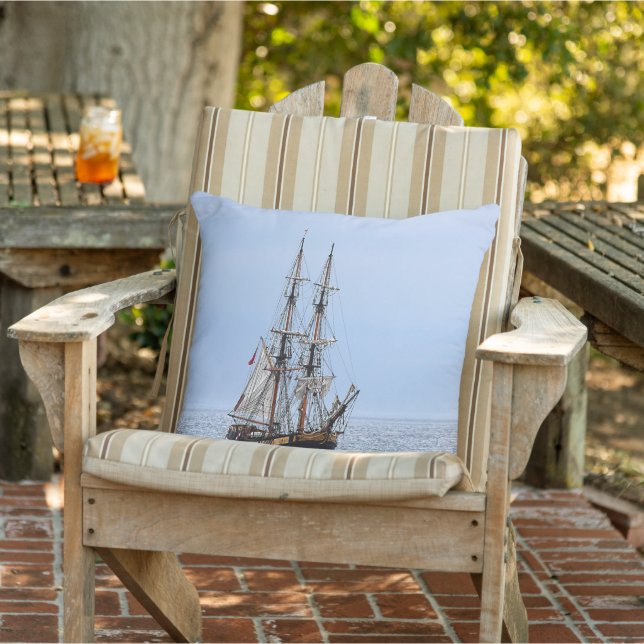 Coussin Bateau de pêche nautique sous un ciel bleu (Chaise)