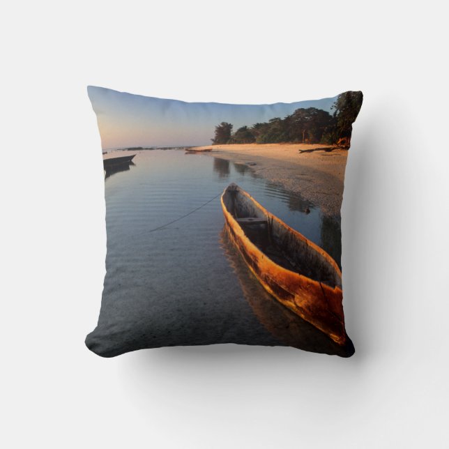 Coussin Bateaux en bois sur la plage de Tondooni (Recto)