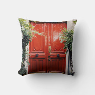 COUSSIN BÂTIMENT BLANC MONTRANT FERMÉ PORTE EN BOIS ROUG