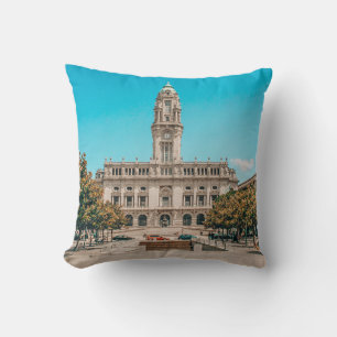 COUSSIN BÂTIMENT EN BÉTON BLANC SOUS LE CIEL BLEU PENDANT