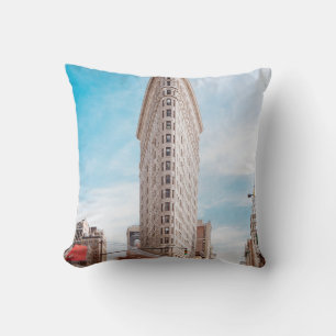 COUSSIN BÂTIMENT EN BÉTON DE BEIGE PRÈS DES VOITURES