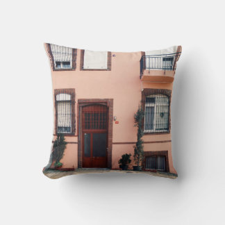 COUSSIN BÂTIMENT EN BÉTON ROSE ET ROUGE