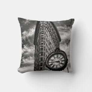Coussin Bâtiment Flatiron et horloge en noir et blanc