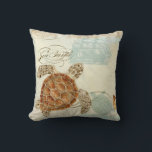 Coussin Beach Sand Seashore Collage<br><div class="desc">PALETTE DE COULEUR : bronzée, bleu aqua, marron et crème COLLECTION DE DESIGN : D'aquarelles originales d'Audrey Jeanne ce collage est sur une plage de sable arrière - plan avec des scripts de défilement tourbée de calligraphie fleuris. On y trouve des gravures décoratives d'une imprimante vintage d'un navire à clipper,...</div>