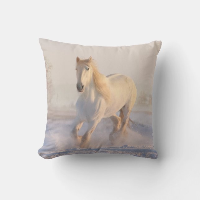 Coussin Beau étalon blanc qui traverse la neige (Recto)