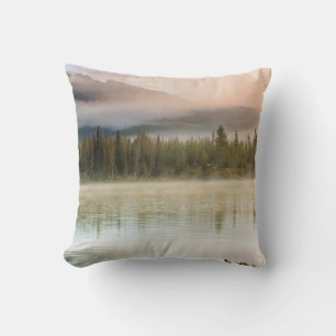 Coussin Beau lac serein dans les montagnes matinales, Oreg