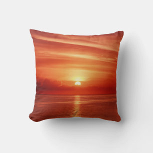 Coussin Beau lever de soleil coloré à la mer avec dramati