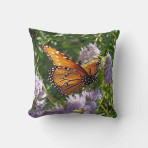 Coussin Beau papillon de monarque orange avec fleurs