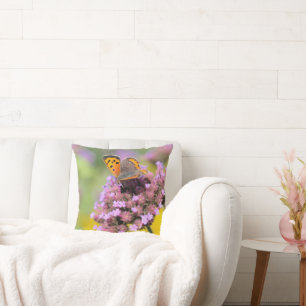 Coussin Beau papillon sur des fleurs
