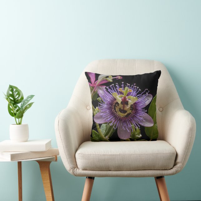 Coussin Beauté énigmatique : Fleur de passion violette (Chaise)
