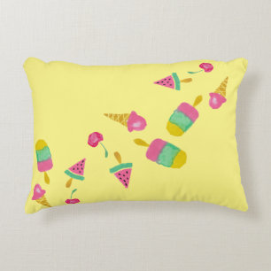 Coussin bébé avec objets aquarelle peints