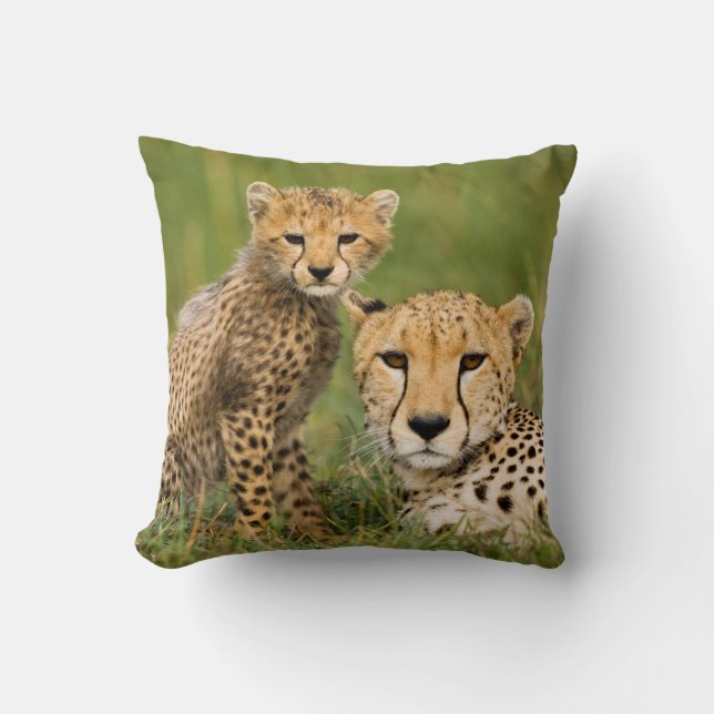 Coussin Bébé guépard et parent dans l'herbe (Recto)