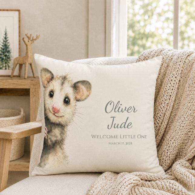 Coussin Bébé Opossum des Bois • Nurserie Neutre (Woodland Opossum Baby Neutral Nursery Throw Pillow)
