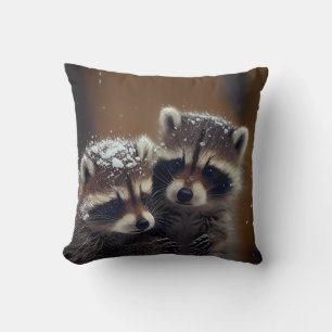 Coussin Bébé Raccoons se blottit dans la neige tombante
