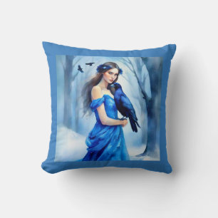 Coussin Belle Femme au corbeau, dans une forêt de neige