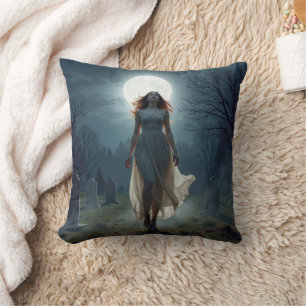 Coussin Belle femme marchant dans un cimetière éclairé par