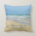 Coussin Belle Maison de plage Personnalisée Photo Côtière<br><div class="desc">Belle maison de plage jetez un oreiller avec de magnifiques photos de bord de mer avec un joli bécasseau de sable debout au bord des vagues de l'océan par une journée ensoleillée d'été. De belles vagues bleues d'eau verte roulent sur le rivage sablonneux où votre nom est personnalisé dans la...</div>
