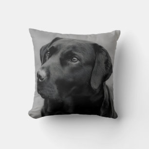 Coussin Belle photo en noir et blanc d'un Labrador noir