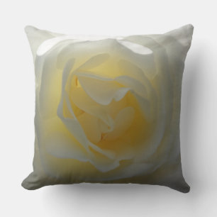 Coussin Belle Rose blanche près de l'oreiller