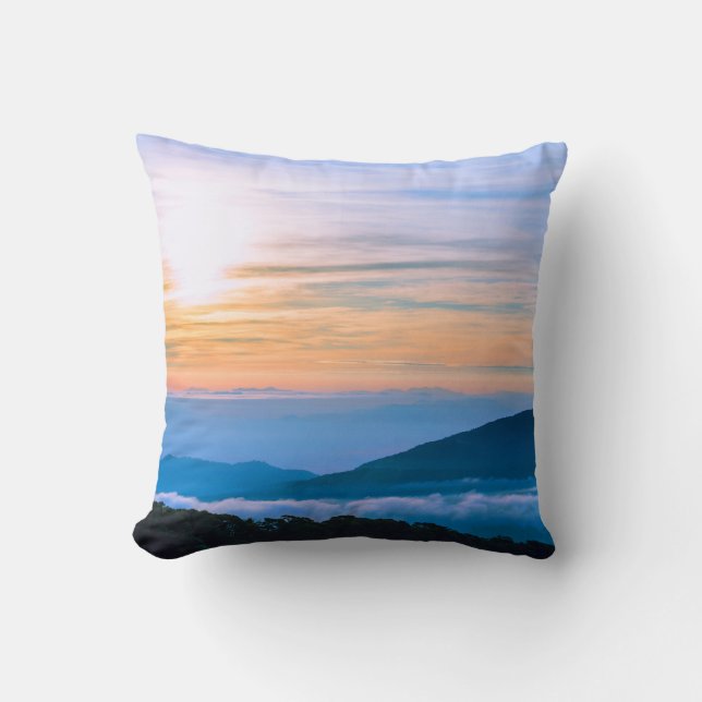 Coussin Belle scène de brouillard avec montagnes (Recto)