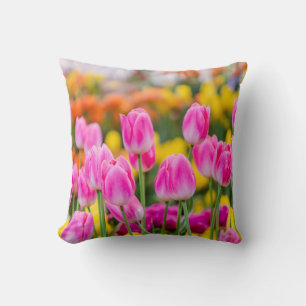 Coussin Belles tulipes roses dans un jardin