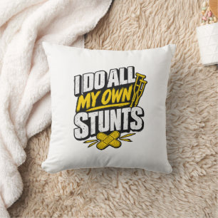 Coussin Béquilles d'os cassé Humour Je fais toutes mes pro