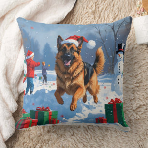 Coussin Berger Allemand courant dans la neige avec un chap