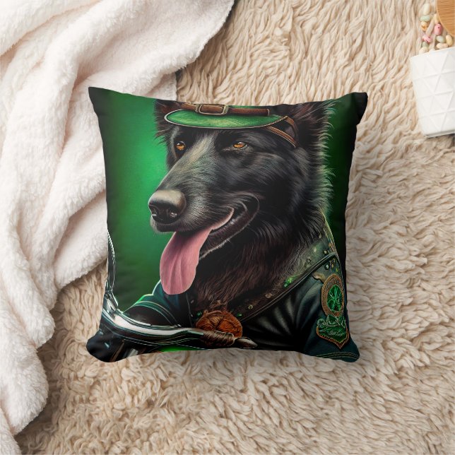 Coussin Berger belge conduisant un vélo Saint-Patrick (Couverture)