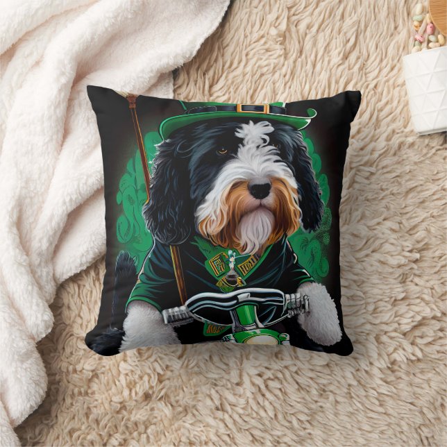 Coussin Bernedoodle Chien conduisant vélo St. Patrick's Da (Couverture)