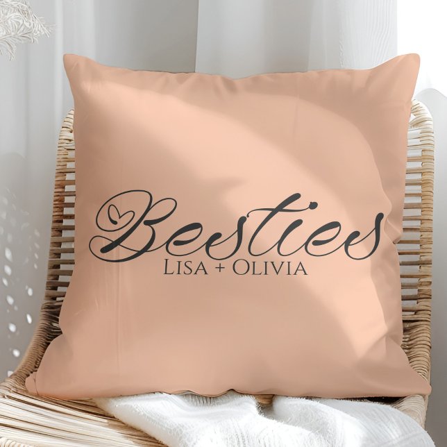 Coussin Besties Peach Fuzz Nom personnalisé Meilleur ami (Besties Peach Fuzz Custom Name Best Friend Throw Pillow on a sunny rattan chair.)